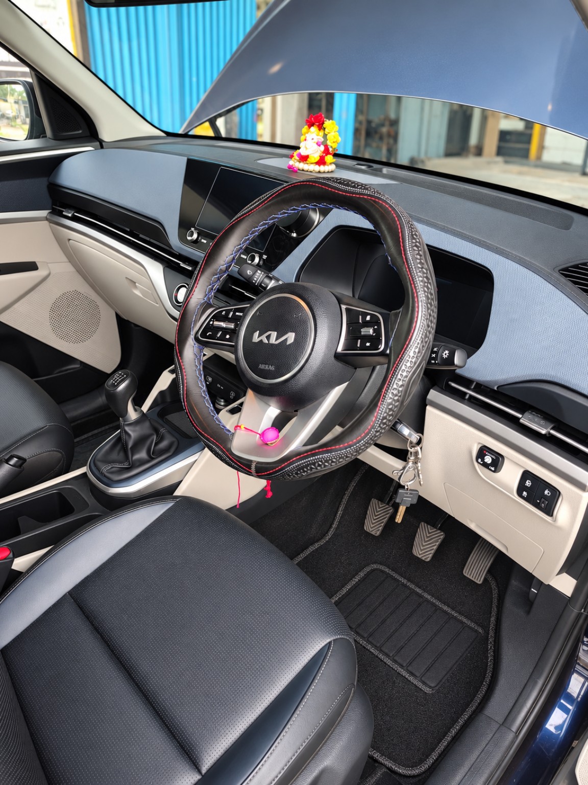 Customer vehicle interior with the CNG selector fitted beside the steering wheel